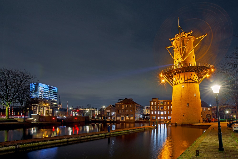 Jouw foto in het licht projectie vanaf Molen De Kameel. Fotografie Aad Hoogendoorn